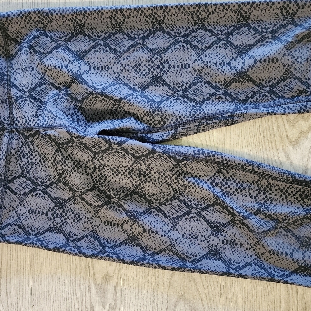 Grey Snakeskin Print Leggings Size Medium Gym Yoga Comfy Super Soft - Picture 3 of 5